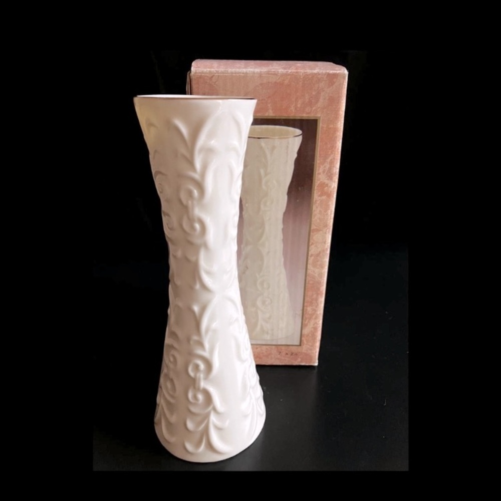 Chateau Collection Ivory & Gold Bud Vase Made in Taiwan